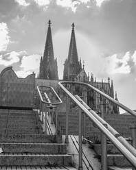 Deutschland, Nordrhein-Westfalen, Köln, Treppe vor dem Kölner Dom - MHF00631