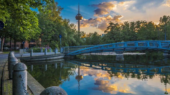 Deutschland, Nordrhein-Westfalen, Köln, MediaPark Seebrücke in der Abenddämmerung mit Colonius-Turm in der Ferne - MHF00634