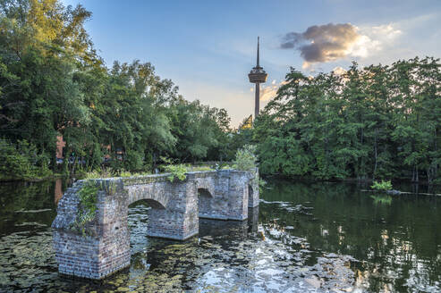 Deutschland, Nordrhein-Westfalen, Köln, Reste einer alten Bogenbrücke im MediaPark See - MHF00635