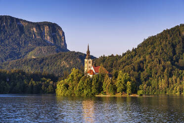 Slowenien, Oberkrain, Kirche, Kirche auf der Insel Bled in der Abenddämmerung - ABOF00808