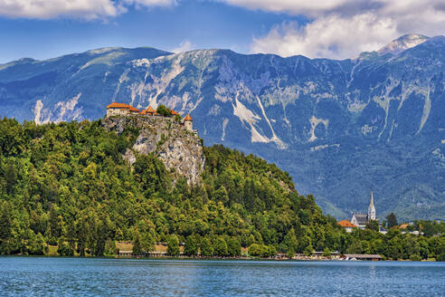 Slowenien, Oberkrain, Blick auf die Burg Bled mit den Julischen Alpen im Hintergrund - ABOF00813