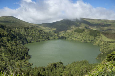 See inmitten der Berge Morro Alto und Pico da Se, Insel Flores, Azoren, Portugal - HLF01320