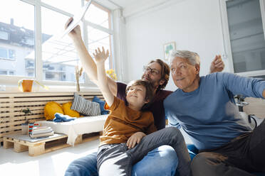 Älterer Mann macht Selfie mit Sohn und Vater über Tablet-PC zu Hause - JOSEF12130