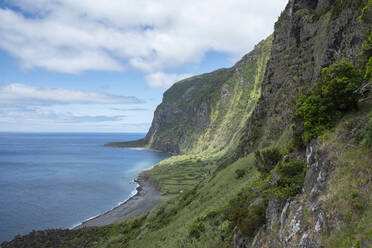 Portugal, Azoren, Strand Faja de Lopo Vaz und hohe Küstenklippen der Insel Flores - HLF01323