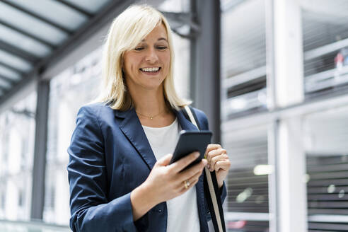 Reife Geschäftsfrau mit Mobiltelefon - DIGF18631