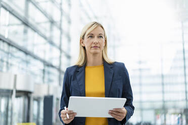 Mature businesswoman with tablet PC and digitized pen - DIGF18650