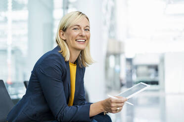 Lächelnde Geschäftsfrau mit Tablet-PC und digitalisiertem Stift - DIGF18670