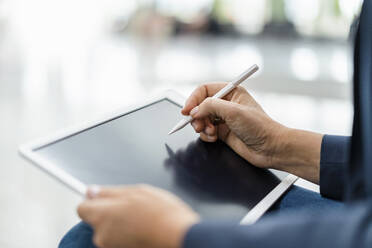 Businesswoman using digitized pen on tablet PC - DIGF18671