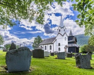 Norwegen, Viken, Torpo, Friedhof Grabsteine mit ländlicher Kirche im Hintergrund - STSF03456