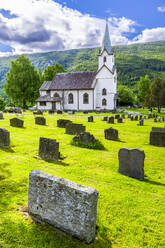 Norwegen, Viken, Torpo, Friedhof Grabsteine mit ländlicher Kirche im Hintergrund - STSF03457