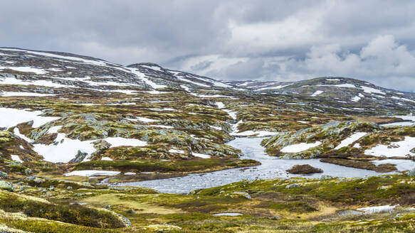 Norwegen, Viken, Fluss, der durch die Hardangervidda-Hochebene fließt - STSF03459