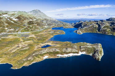 Norwegen, Vestfold og Telemark, Drohnenansicht des Sees Heddersvatn und der umliegenden Berge - STSF03465