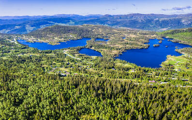 Norwegen, Vestfold og Telemark, Tuddal, Drohnenansicht eines Dorfes in den skandinavischen Bergen - STSF03466