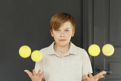 Junge jongliert Tennisbälle zu Hause - SEAF01181