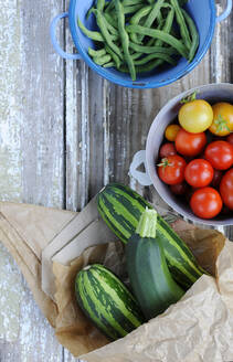 Frisch geerntete Tomaten, grüne Bohnen und Zucchini - GISF00885