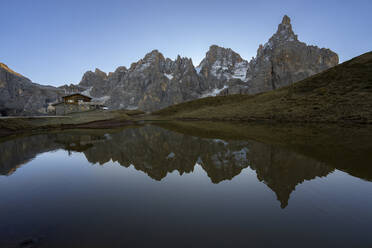 Italien, Trentino-Südtirol, See in Rolle Pass mit Cimon della Pala Gipfel und Segantini Hütte im Hintergrund - LOMF01354