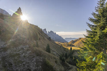 Italien, Trentino-Südtirol, Rolle Pass bei Sonnenaufgang - LOMF01355