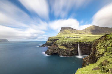 Färöer Inseln, Vagar, Gasadalur, Blick auf den Wasserfall Mulafossur - WPEF06267