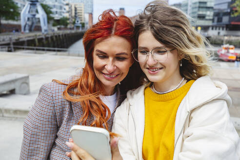 Glückliche Mutter und Tochter machen ein Selfie in der Hafencity - IHF01148