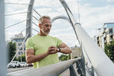 Älterer Mann, der seine Herzfrequenz mit einer intelligenten Uhr überwacht - VPIF07079