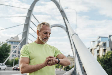 Mann überwacht Puls auf Fitness-Tracker - VPIF07080