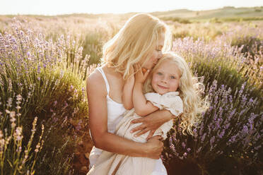 Mutter küsst Tochter im Lavendelfeld - SIF00377