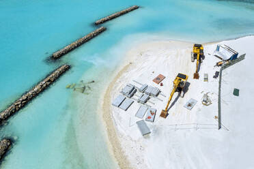 Malediven, Luftaufnahme einer Baustelle am Rande eines Sandstrandes - KNTF06810