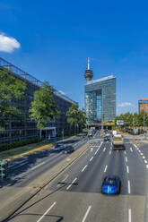 Deutschland, Nordrhein-Westfalen, Düsseldorf, Verkehr auf der Völklinger Straße mit Stadttor im Hintergrund - FRF00974