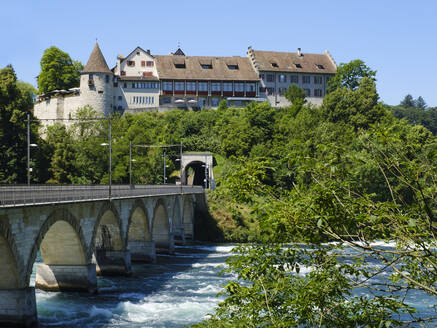 Schweiz, Kanton Zürich, Laufen-Uhwiesen, Bogenbrücke über den Rhein mit Schloss Laufen im Hintergrund - WIF04571