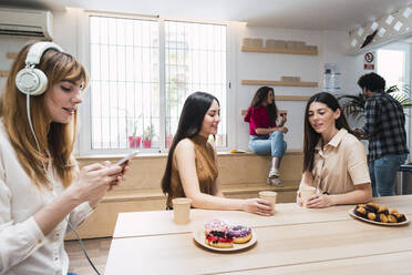 Geschäftskollege macht Pause in der Bürocafeteria - PNAF04465