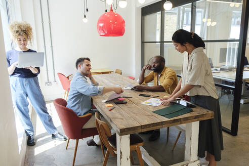 Geschäftsleute arbeiten in einem modernen Coworking Space zusammen - WESTF24993