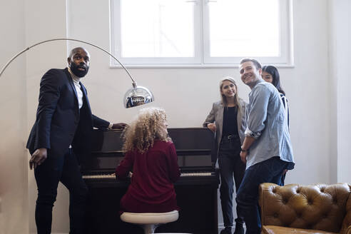 Fröhliche Geschäftskollegen beim Musizieren im Büro - WESTF25004