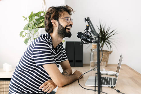 Zufriedener Produzent von Inhalten nimmt Podcast im Heimstudio auf - XLGF03042