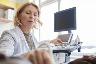 Doctor doing ultrasound of patient in clinic - DSHF00552