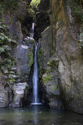 Portugal, Azoren, Wasserfall Cascata do Salto do Cabrito auf der Insel Sao Miguel - HLF01337