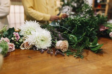 Blumen auf dem Tisch im Blumenladen - MRRF02387