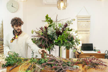 Florist macht Blumenstrauß im Blumenladen - MRRF02399