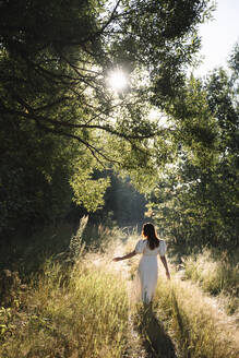 Frau verbringt allein Zeit mit Spaziergang im Wald - EYAF02107