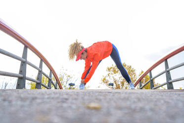 Sportlerin beim Training auf einem Steg im Park - GGGF01009