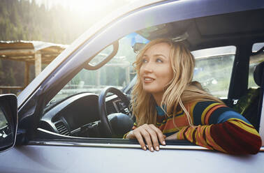 Nachdenkliche Frau im Auto sitzend auf Autoreise - AZF00428