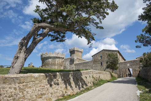 Italy, Tuscany, Populonia, Stone wall stretching towards entrance of fortified village - HLF01346