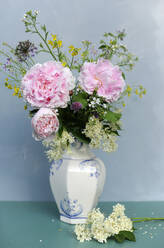 Vase mit Kräutern und Sommerblumen - GISF00896