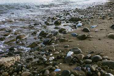 Strand mit Kieselsteinen und Steinen - EGHF00529