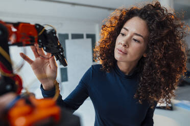 Ingenieur prüft Roboterarm im Büro - JOSEF12993