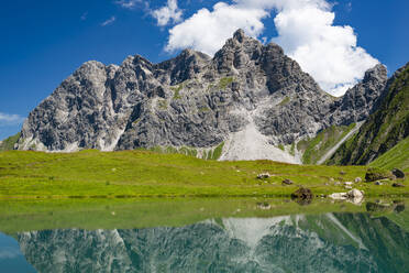 Der Eissee vor den Allgäuer Alpen an einem sonnigen Tag - WGF01416