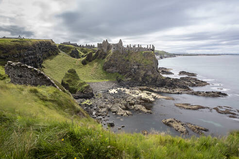 Dunluce Castle an der Küste, Portrush, Nordirland - FCF02062