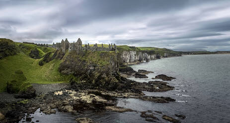 Dunluce Castle auf einer Klippe an der Küste, Portrush, Nordirland - FCF02063