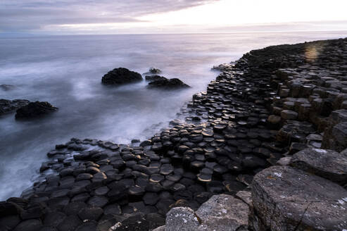 Basaltsteine an der Küstenlinie bei Sonnenuntergang, Giant's Causeway, Nordirland - FCF02066
