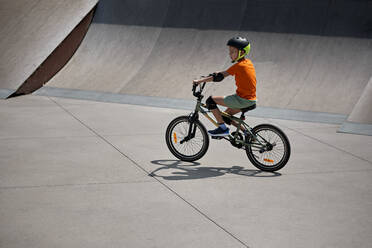 Junge fährt BMX-Rad im Skateboard-Park - ZEDF04753