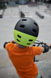 Junge mit Helm auf BMX-Rad im Skatepark - ZEDF04757